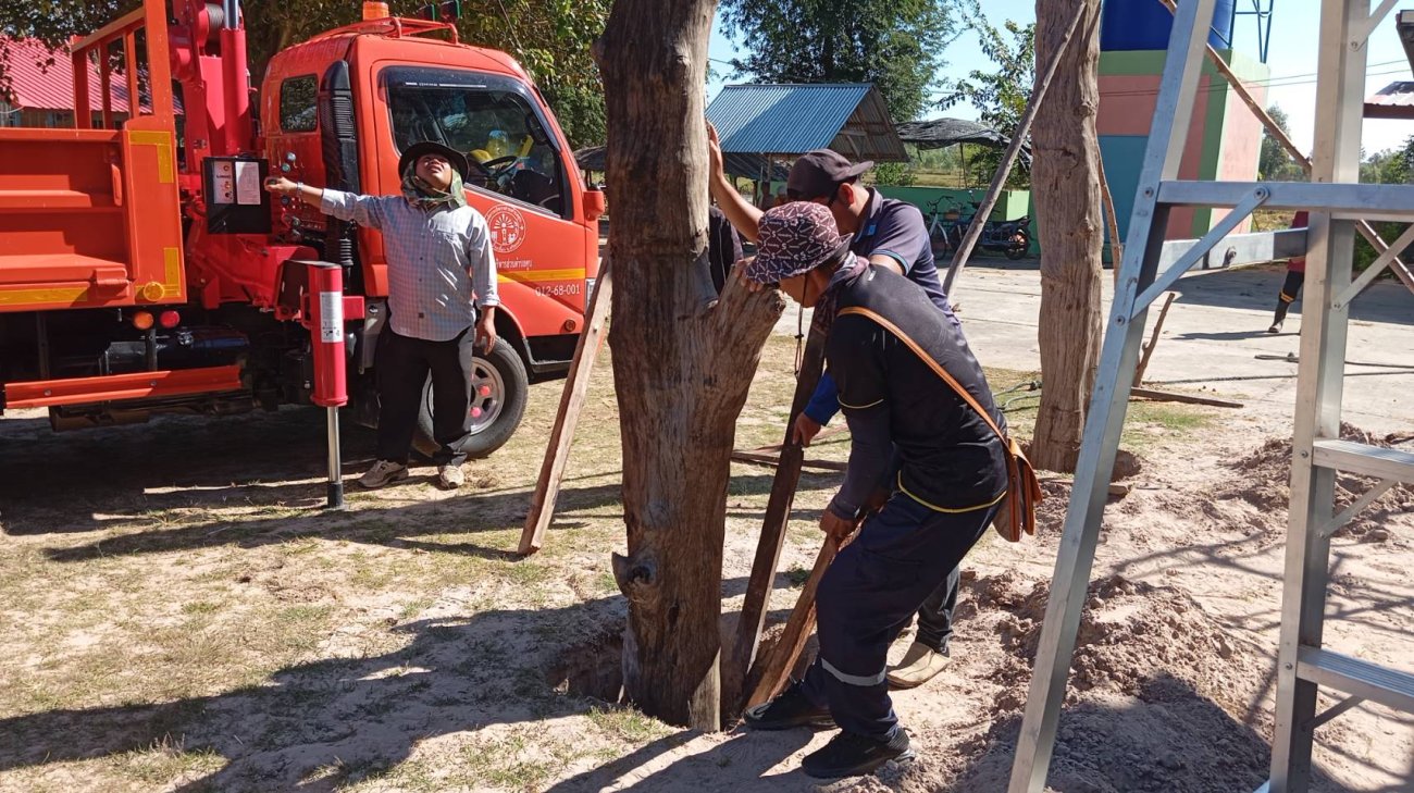 วันพุธ ที่ 3 ธันวาคม 2568 องค์การบริหารส่วนตำบลคูบ ตามที่ได้รับแจ้งจาก ผญบ.บ้านโนนยาง ม.7 ได้ขอความอนุเคราะห์รถกระเช้า ช่วยตั้งเสาไม้ 8 ต้น นายประวิทย์ บุญศักดิ์ ปลัดองค์การบริหารส่วนตำบลคูบ ปฏิบัติหน้าที่แทนนายกองค์การบริหารส่วนตำบลคูบ ได้มอบหมายให้เจ้าหน้าที่ อบต.คูบ นำรถกระเช้าลงพื้นที่ช่วยตั้งเสาไม้ 8 ต้น