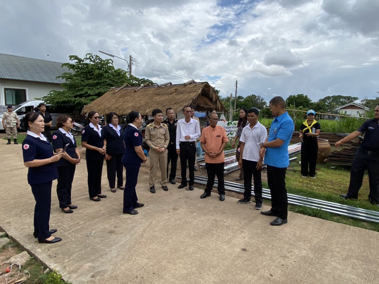 วันที่ 4 มิถุนายน 2569 สภากาชาดจังหวัดศรีสะเกษร่วมกับองค์การบริหารส่วนตำบลคูบได้ลงพื้นที่ได้มามอบสิ่งของ และให้กำลังใจผู้ประสบภัยหมู่ที่ 9 จำนวน 3 ราย